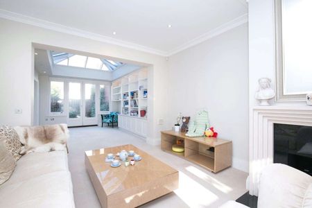 Spacious five bedroom detached family home in the desirable Richmond Lock development - Photo 2