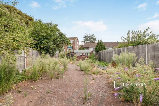 4 bedroom house to rent Simms Close, Carshalton, SM5 - Photo 1