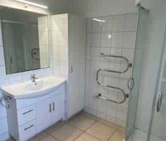 Tidy Two Bedroom in Kensington! - Photo 2