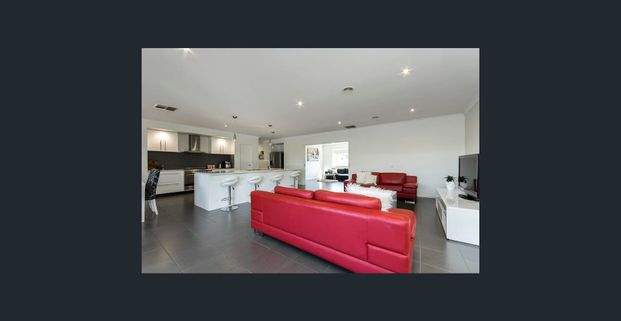 Spacious 4-Bedroom, 2-Bathroom Home Opposite Deakin Waurn Ponds - Perfect for Students or Working Professionals! - Photo 1