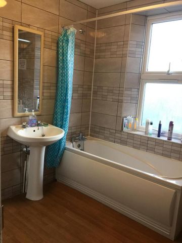 1 bedroom in a house share to rent - Photo 2