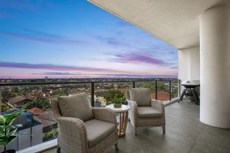 Immaculate Two Bedroom Apartment With Breathtaking Views - Photo 2