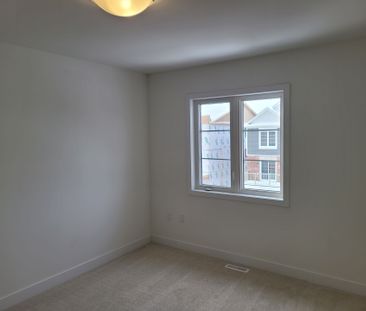 For Lease - 34 Silo Mews, Barrie, Ontario - Photo 2