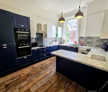 Enormous rooms for rent in beautiful Victorian house Room 15 - Photo 2