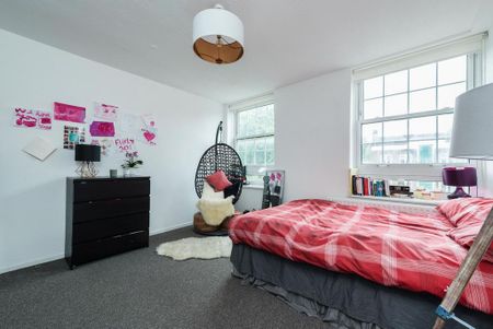 4 bedroom flat to rent - Photo 2