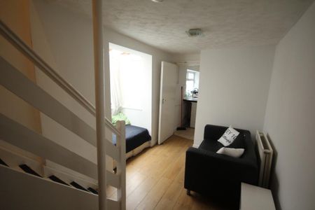 5 bedroom detached house to rent - Photo 3