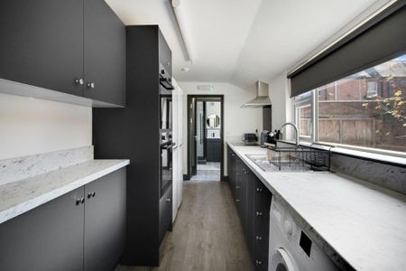 1 bedroom in a house share to rent - Photo 2