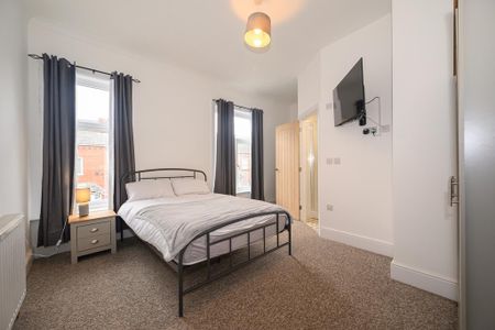 1 bedroom in a house share to rent - Photo 2