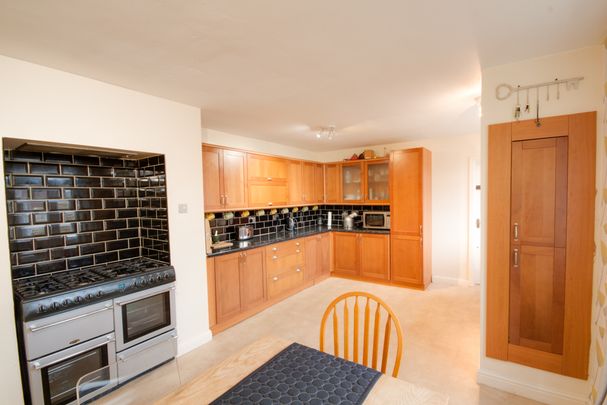 🏥 10 Min Walk to Salford Royal | 5-Bed Houseshare - Photo 1