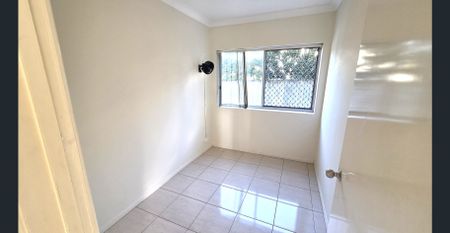 Light-filled and breezy, freshly painted - Photo 3