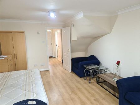 4 bedroom terraced house to rent - Photo 2
