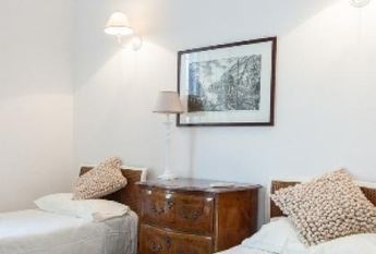 Center-Historic Jewish Quarter: Elegant apartment situated in beautiful Palazzo Nobiliare. Entrance, spacious living with original wood frescoed ceilings, large modern dining and kitchen, 4 bedrooms, 4 Baths, small terrace. #1527