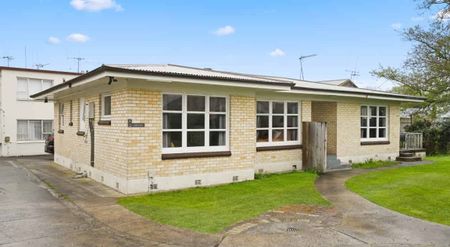 Five Bedroom in Hamilton East - Photo 4