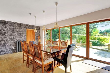 Available to let is this spectacular family home, in great location, set in an acre of gardens, with tennis court and in and out driveway. - Photo 2