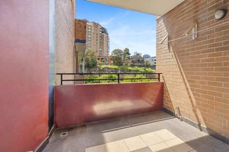 Spacious Living with a Large Private Terrace - Photo 5
