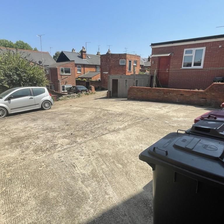1 bedroom in a flat share to rent - Photo 1