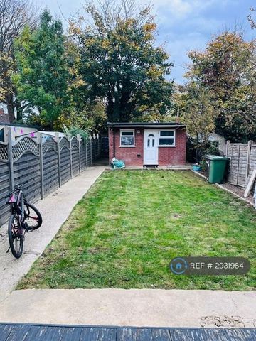 1 bedroom in a house share to rent - Photo 4