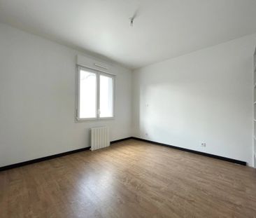 Location Appartement 5 pièces 84m² LE MAY SUR EVRE 49122 - Photo 3