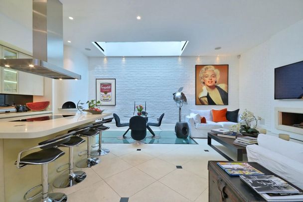 Exceptional mews house situated in the heart of Mayfair. - Photo 1