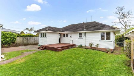 Three-bedroom home in Te Atatu Peninsula - Photo 5