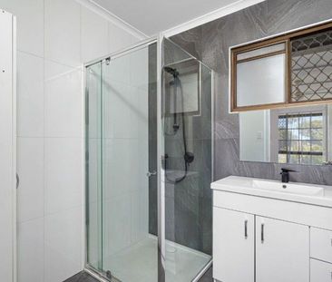 Freshly painted 3 bedoom home opposite the Coomera River - Photo 6