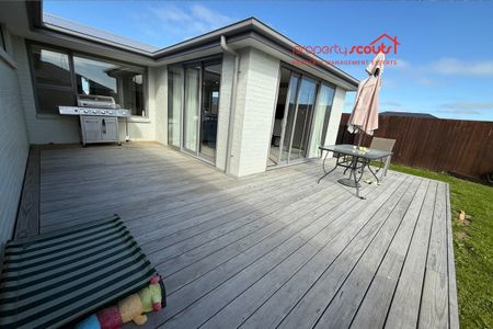 Modern, Spacious 3-Bedroom Home in Lincoln - Photo 4