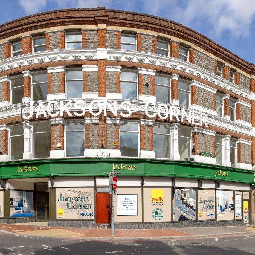 A second floor apartment to rent in the iconic Jacksons Corner development in the heart of Reading town centre. - Photo 1