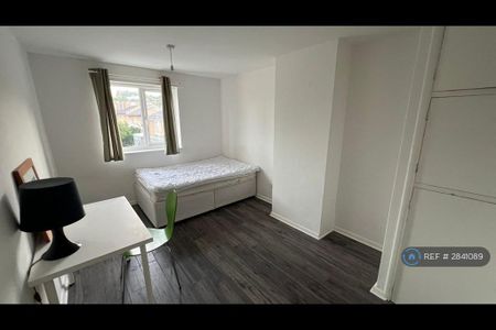 4 bedroom end of terrace house to rent - Photo 4