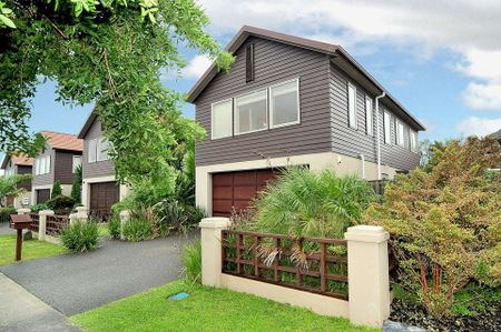 Lovely 4Bedroom 2.5bathroom 2Story House by Botany - Photo 4