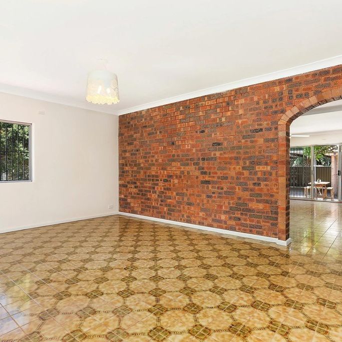 Expansive Six-Bedroom Home in Peaceful Riverside Pocket - Photo 1