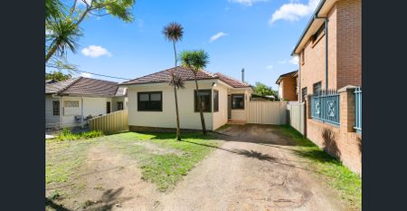 Perfectly Located Three Bedroom Family Home with Air Conditioning! - Photo 5