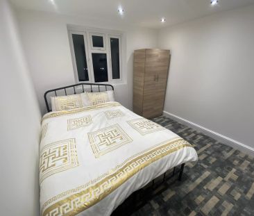 Loft Ensuite - Photo 3