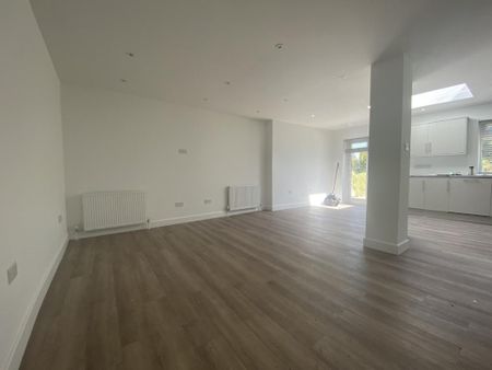 4 bedroom semi-detached house to rent - Photo 2