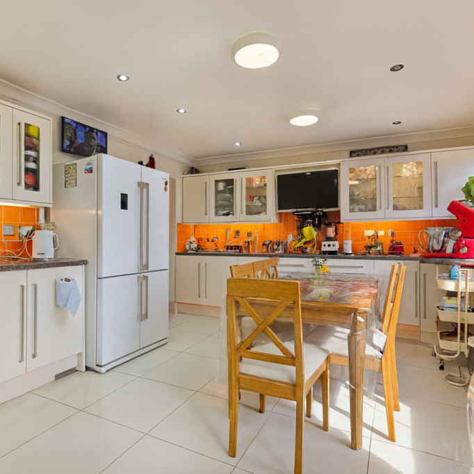 4 bedroom semi-detached house to rent - Photo 1