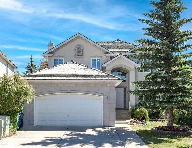 Spacious and cozy 5-bdrms house in Signal Hill | Calgary - Photo 1