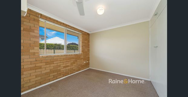 UNIT IN GREAT LOCATION! - Photo 1