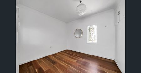 Charming three bedroom cottage in quiet laneway setting - Photo 5