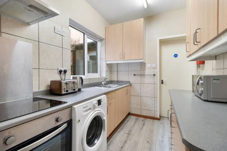 5 bedroom semi-detached house to rent - Photo 5