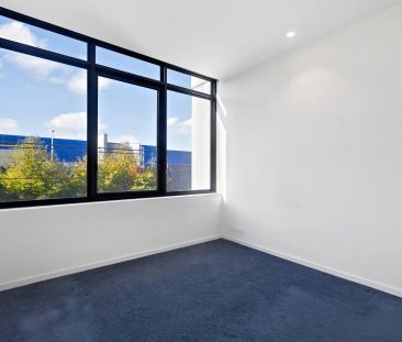 Bright & Modern One-Bedroom Apartment with Balcony in the Heart of ... - Photo 2