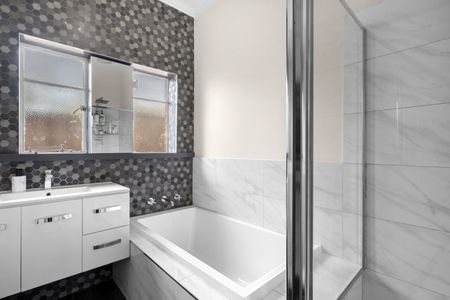 LOVELY THREE BEDROOM HOME! - Photo 4