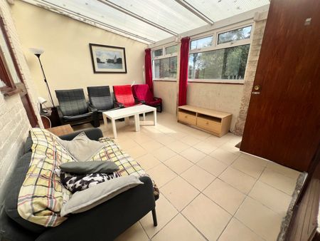 4 bedroom semi-detached house to rent - Photo 2