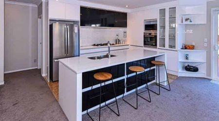 5 Bedroom & 3 Bathroom Prime Location - Photo 2