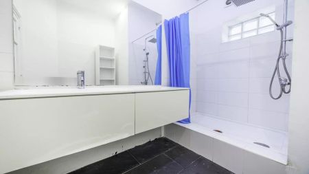 Compact room for rent in 13-bedroom apartment in Sant Gervasi - Foto 4