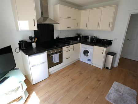 Flat 5, Woodside, Bournemouth BH1 - Photo 2