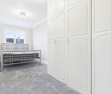 Grove Crescent, Hanworth, TW13, Feltham - Photo 3