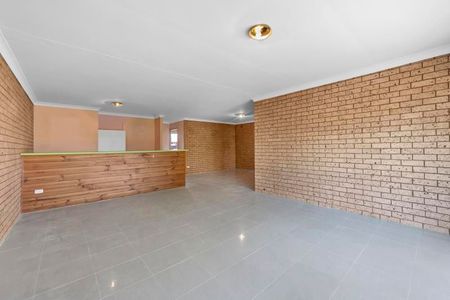 Spacious Unit - Ideal Location - Photo 4