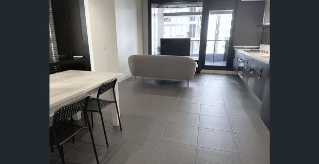 Top floor corner apartment - fully furnished & new carpet. - Photo 1