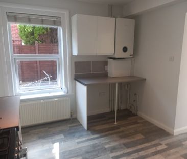 3 Bed Semi-Detached House, Portsmouth Road, SO19 - Photo 4
