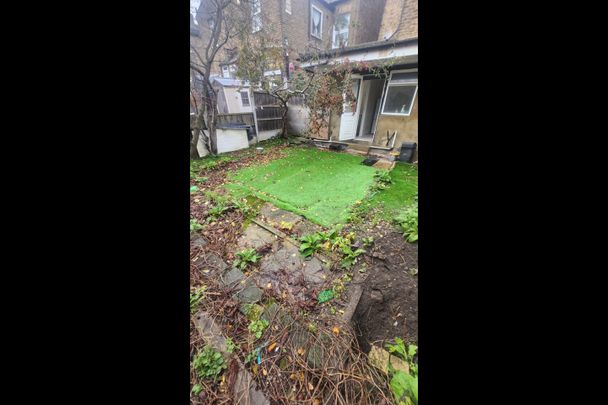 Studio Flat, Huxley Road, E10 - Photo 1