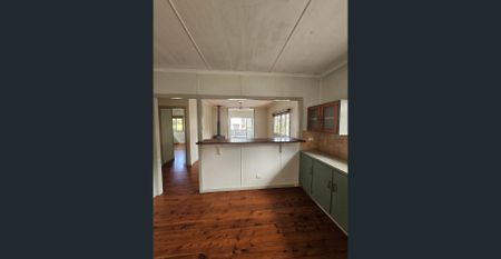 Charming Classic Cottage - 2 Bed | 1 Bath | Massive Garage/Shed | Walk to Waterfront - Photo 4